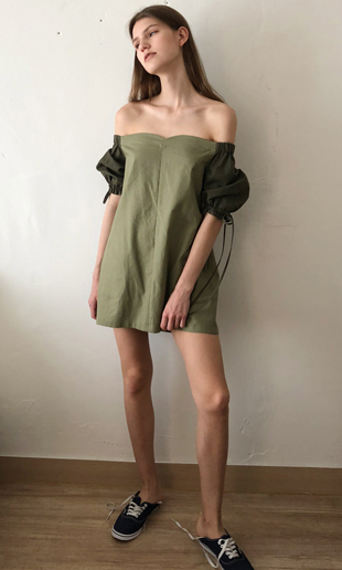 tulip off-the-shoulder linen mini dress (khaki)