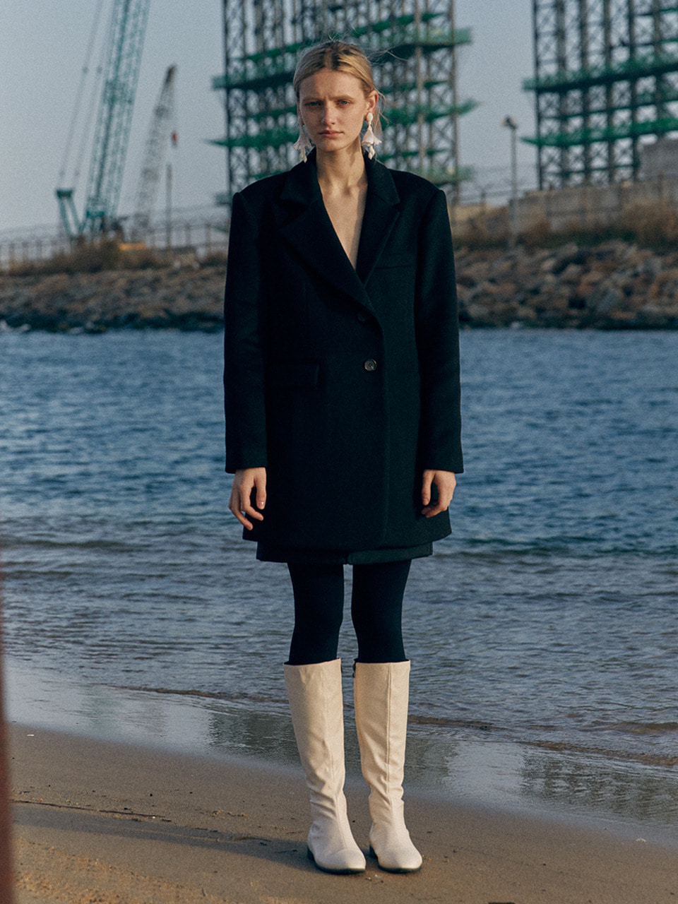 unbalanced tailored wool mini coat (black)