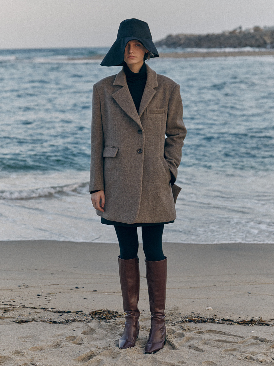 unbalanced tailored wool mini coat (brown)