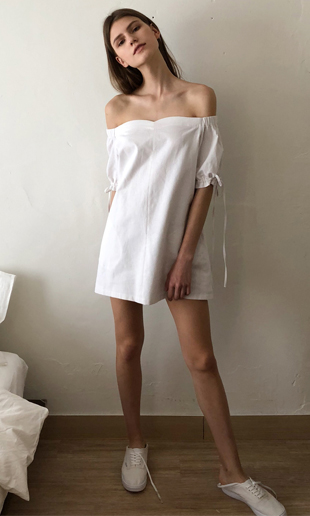 [블랙핑크 지수 착용] 18 SS tulip off-the-shoulder linen mini dress (white)
